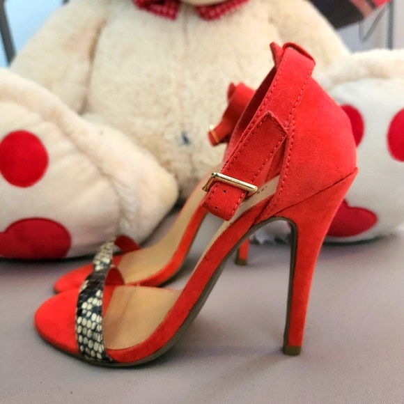 High 👠 shoes with ankle straps - Picture 2 of 4